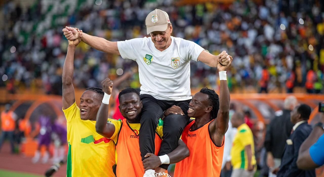 L'entraîneur des Guépards Gernot Rohr célébré par ses joueurs après la victoire. ©Mega Sports contre le Nigeria en éliminatoire. © Mega Sports