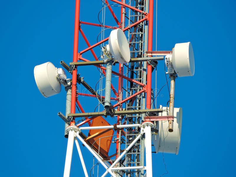 Une antenne de réseau de téléphonie mobile. Image d'illustration