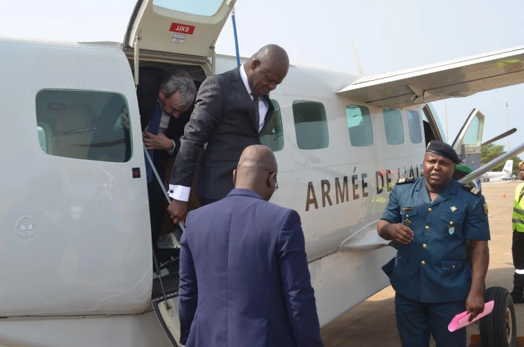 Le ministre béninois délégué à la défense, Alain Fortunet Nouatin réceptionnant l'avion offert par l'UE