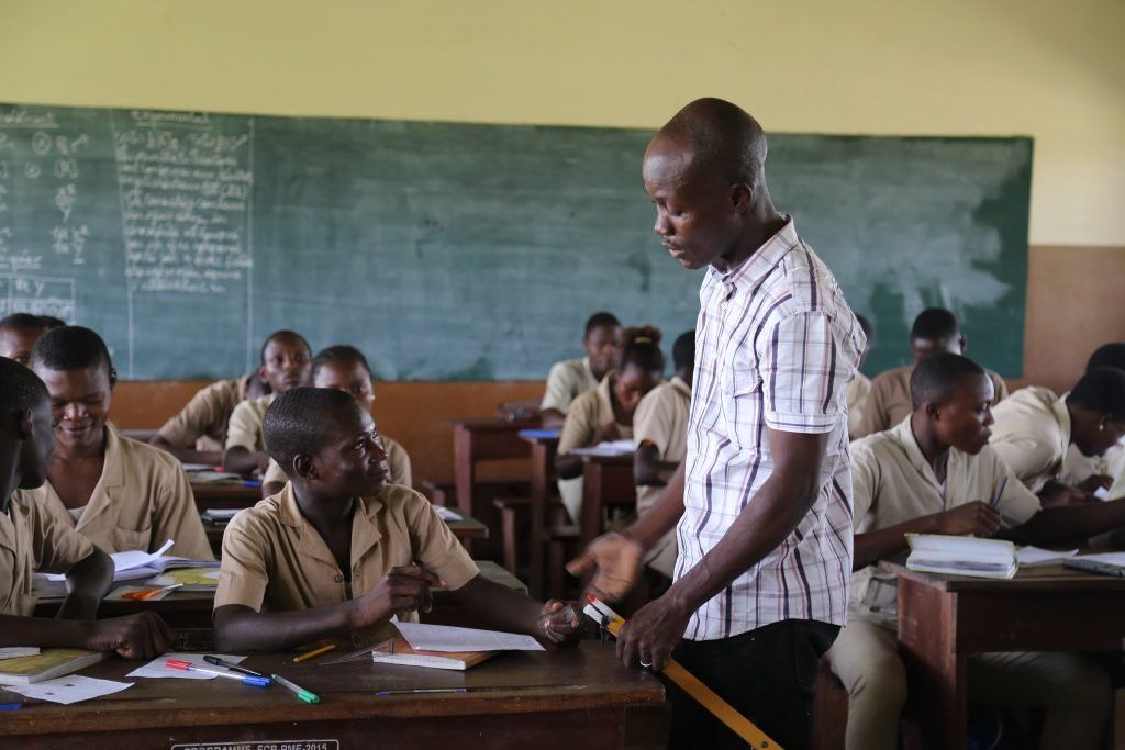 Un enseignant en situation de classe. Image d'illustration