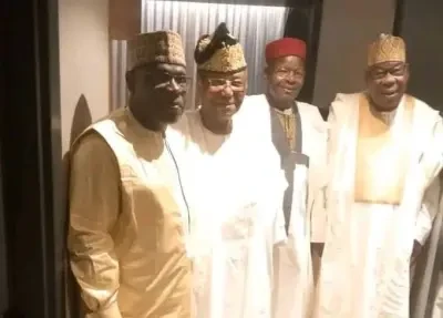 Les anciens présidents Nicéphore Soglo et Boni Yayi discutent avec les ex-présidents nigériens Mahamane Ousmane et Salou Djibo.