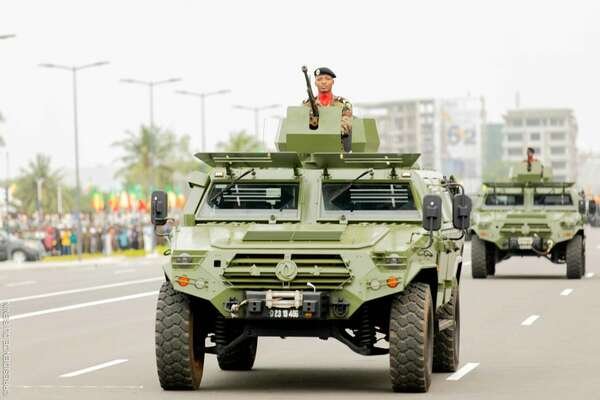 Un char de l'armée béninoise lors d'un défilé à Cotonou