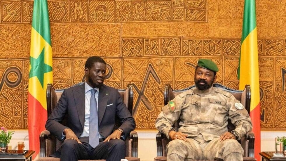 Le président sénégalais Bassirou Diomaye Faye et son homologue malien Assimi Goïta