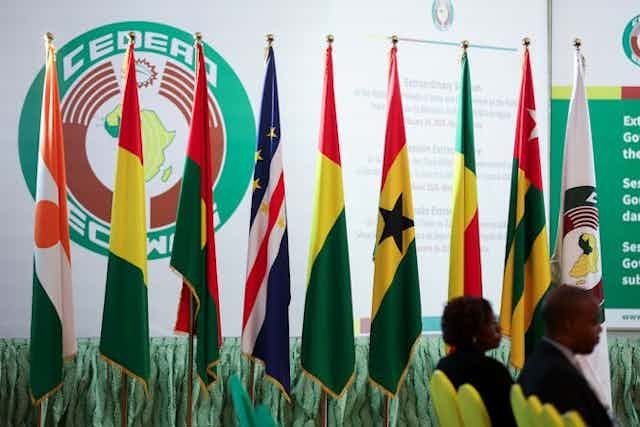 Des drapeaux des pays de la CEDEAO.