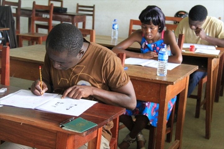 Des candidats composant l'examen du BEPC. Image d'illustration