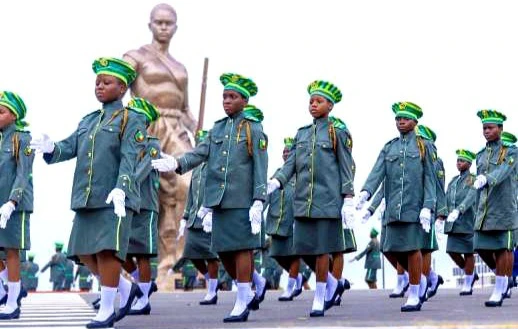 Des enfants de troupes lors d'un défilé à Cotonou. © Présidence du Bénin