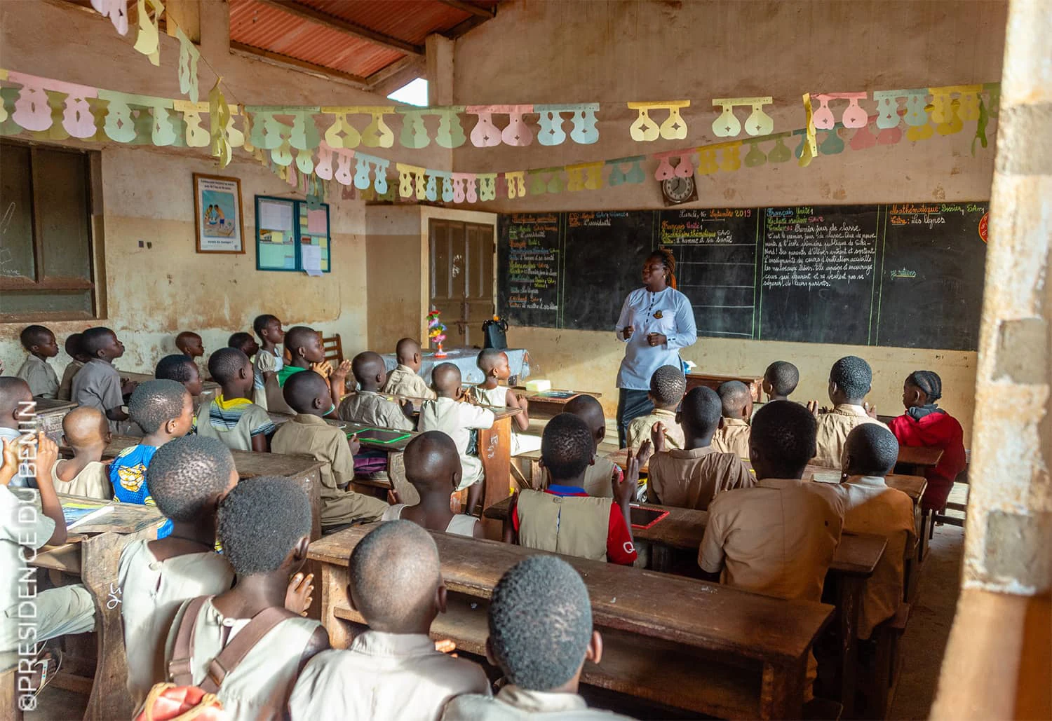 Un enseignant du primaire en situation de classe. © Présidence du Bénin