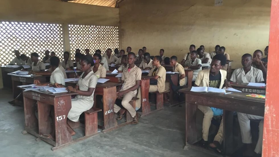 Des élèves dans une salle de classe. Image d'illustration