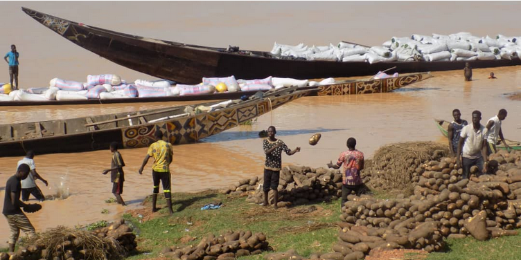 Des pêcheurs auprès du fleuve Niger. Image d'illustration