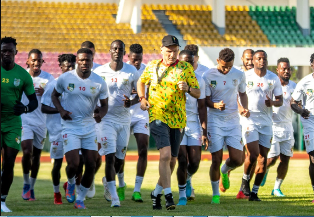 Le Sélectionneur des Guépards Gernot Rhor et des joueurs de l'équipe du Bénin s'entraînent