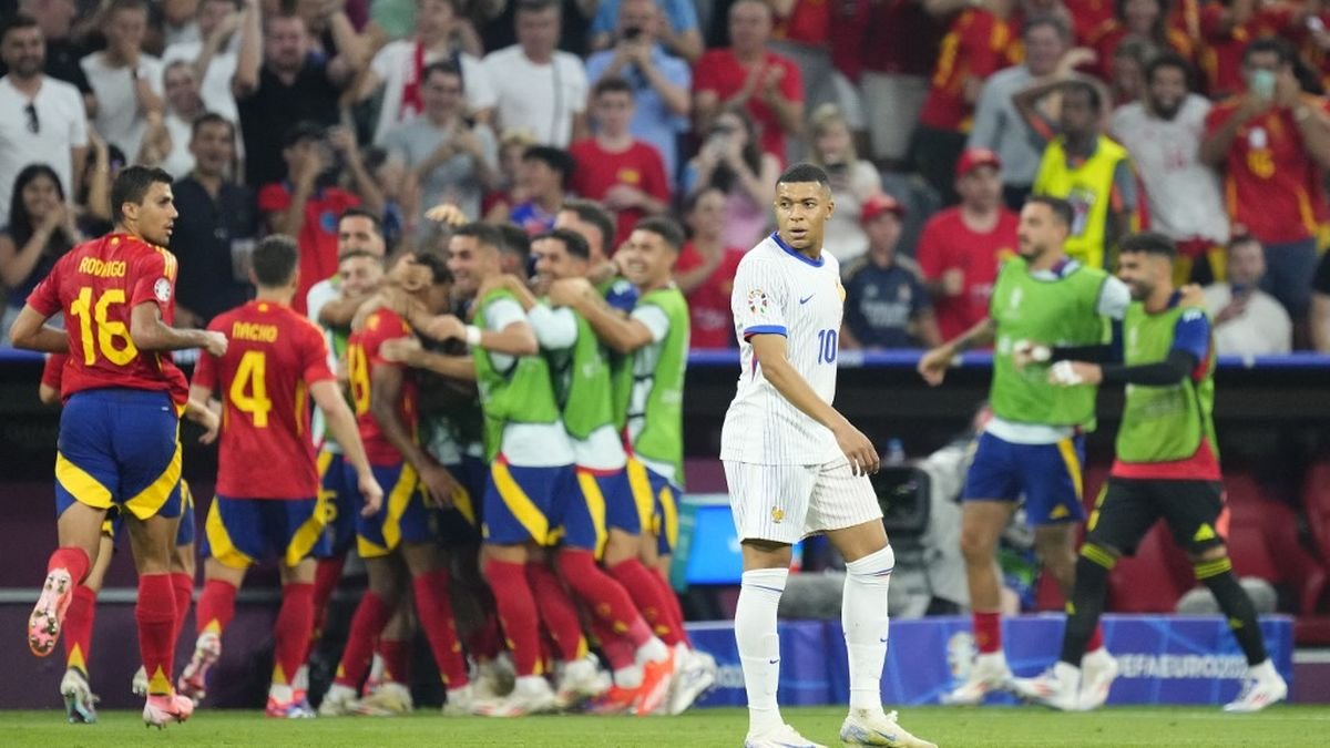 Des joueurs espagnols célébrant leur victoire face à l'équipe de France lors de l'Euro 2024