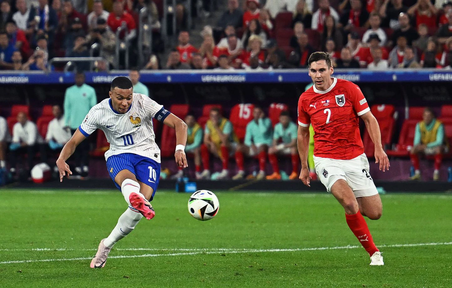 L'attaque français Mbappé frappe le ballon lors du match face à l'Autriche Euro 2024