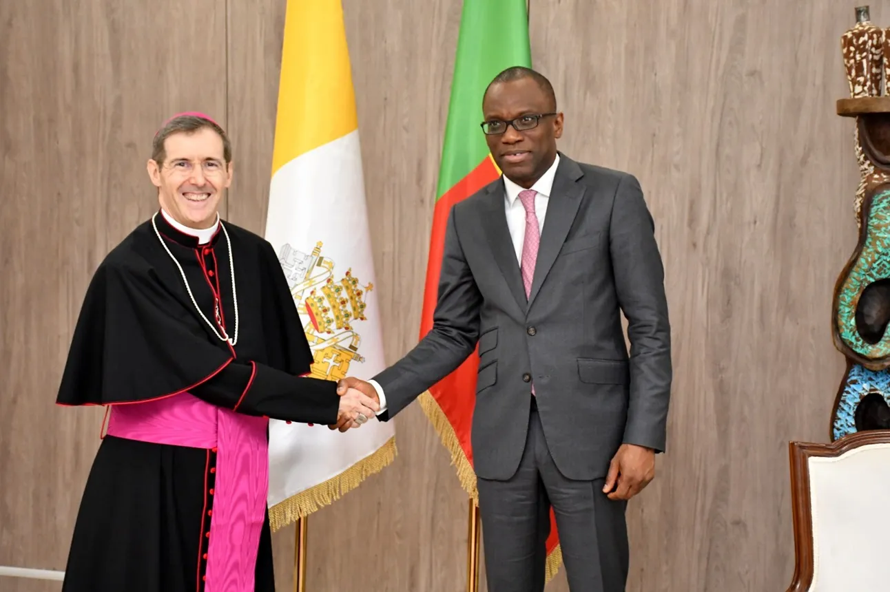 Monseigneur Ruben Dario Ruiz et le ministre Shegun Bakari Adjadi