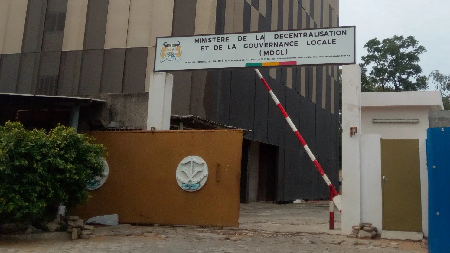 Entrée de l'ex-siège du ministère de la Décentralisation à Cotonou