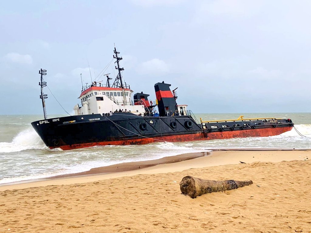 Le navire ayant échoué sur les côtes de Cotonou à Fidjrossè