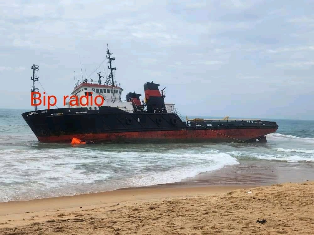 Le navire ayant échoué sur les côtes de Cotonou. © Bip Radio