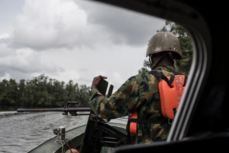 Un militaire en opération contre les voleurs de pétrole brut au Nigeria