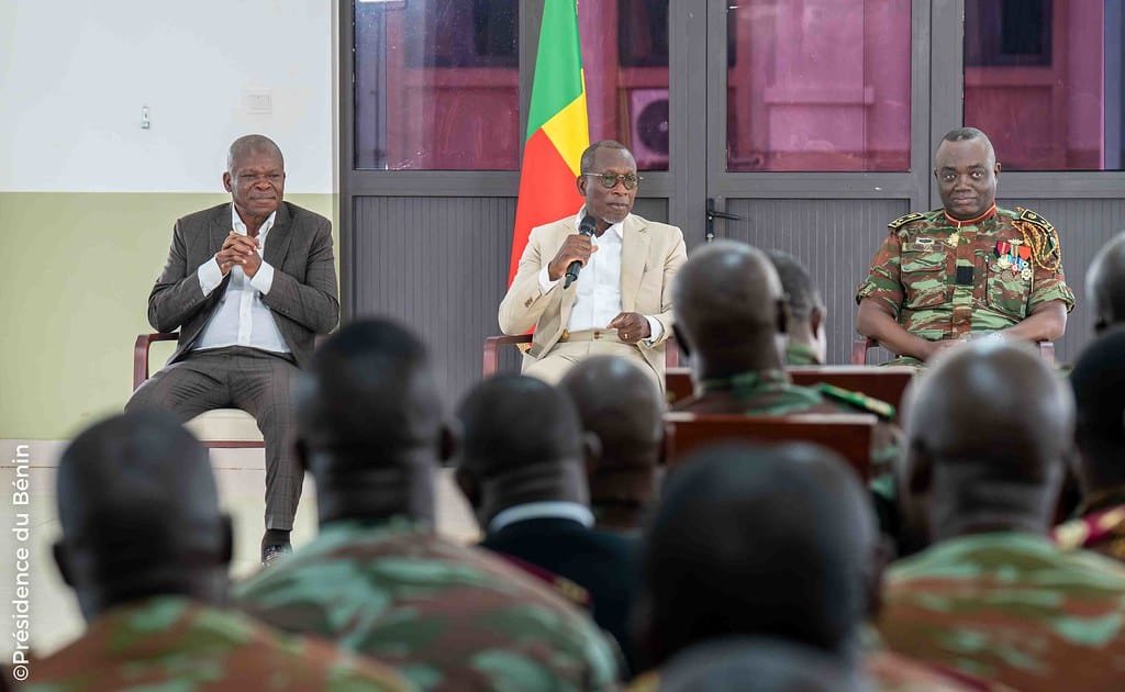 Le président béninois Patrice Talon et des militaires au camp militaire de Dessa. © Présidence du Bénin