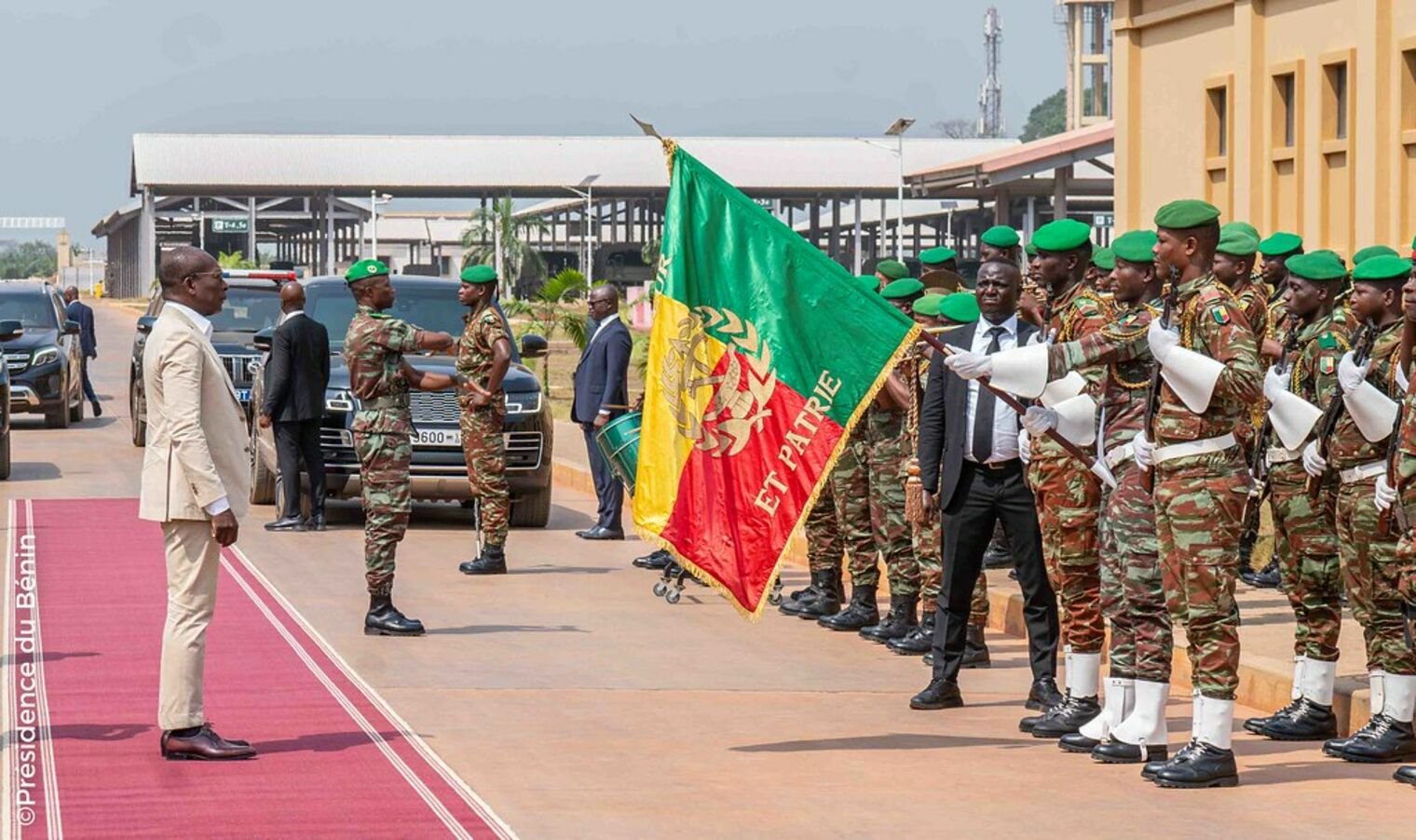 Le président béninois Patrice Talon au camp militaire de Dessa. © Présidence du Bénin