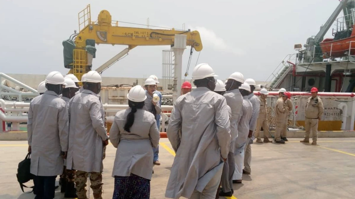 Des ingénieurs au terminal pétrolier de Sèmè-Podji partagé entre le Bénin et le Niger