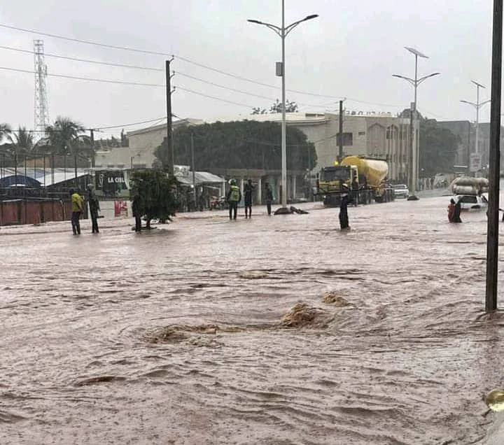 Des rues inondées à Parakou. © Daabaru