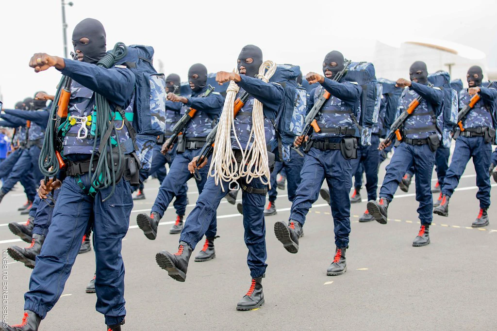 Des policiers lors d'un défilé à Cotonou. Image d'illustration