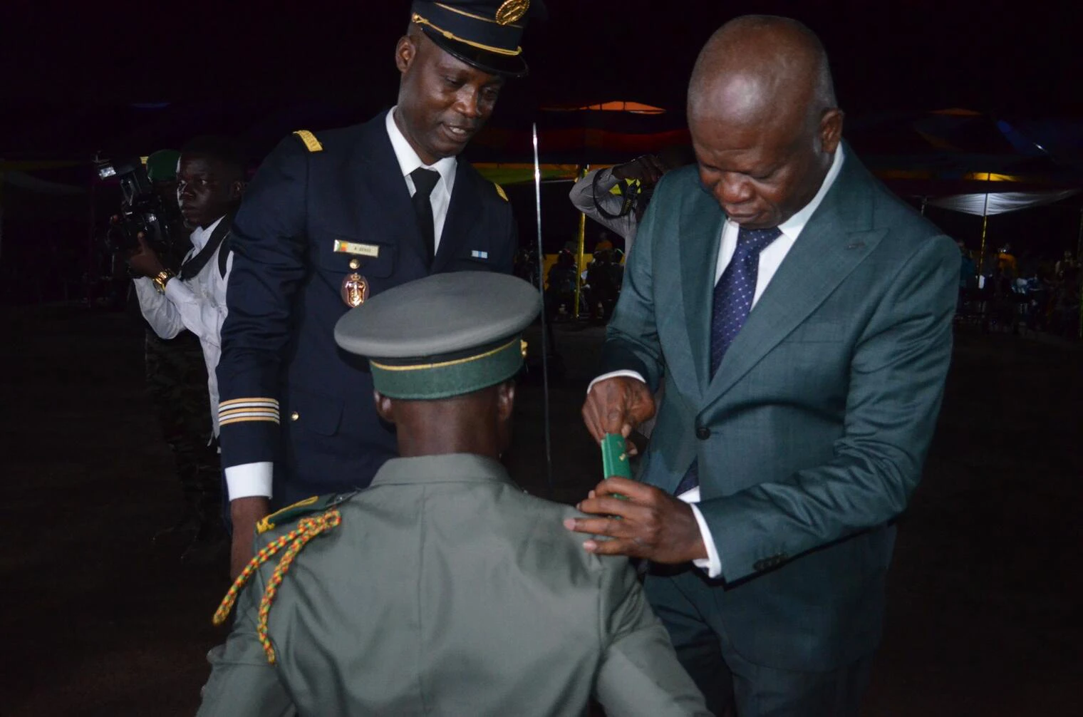 Le ministre béninois de la Défense porte des épaulettes à une vingtaine de futurs Officiers en fin de formation à l'Ecole nationale des officiers de Toffo