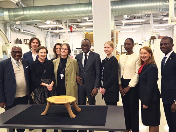 Le ministre béninois des Affaires étrangères Olushegun Adjadi Bakari et son homologue de la Finlande lors des échanges